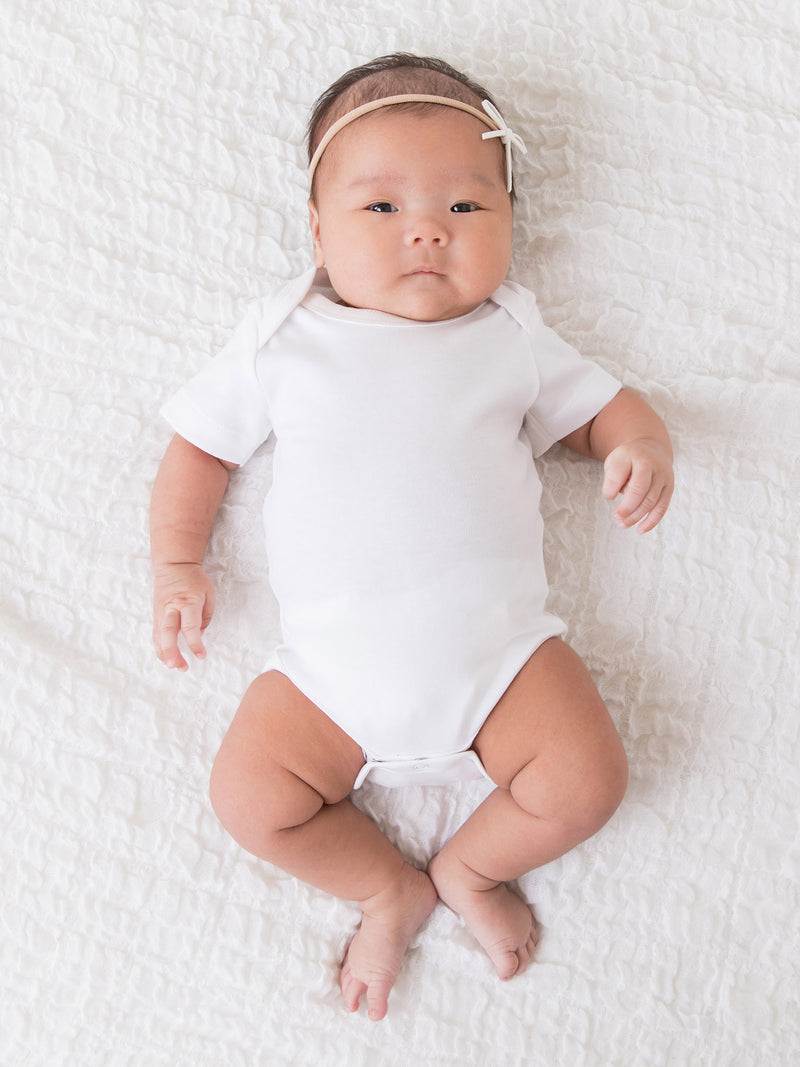 hey baby que paso' Organic Short-Sleeved Baby Bodysuit